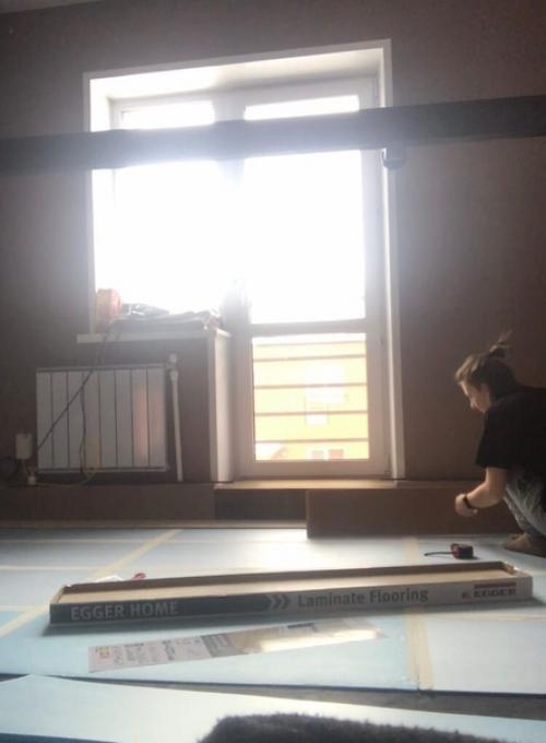 Женщина тоже может самостоятельно сделать ремонт в квартире. 03