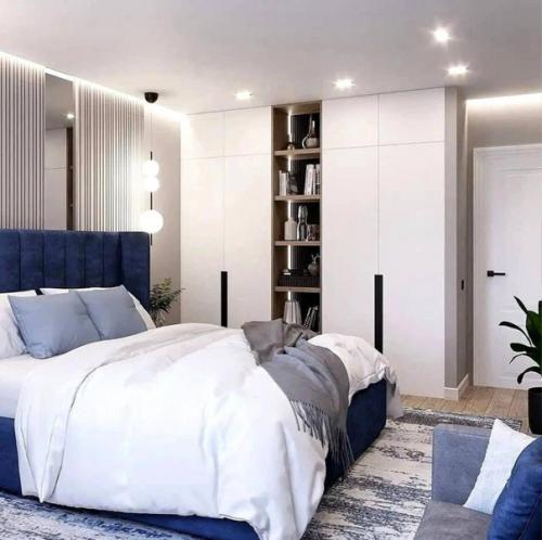 Как удачно вписали синий цвет в интерьер квартиры! 09