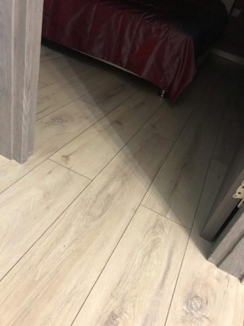 Женщина тоже может самостоятельно сделать ремонт в квартире. 04