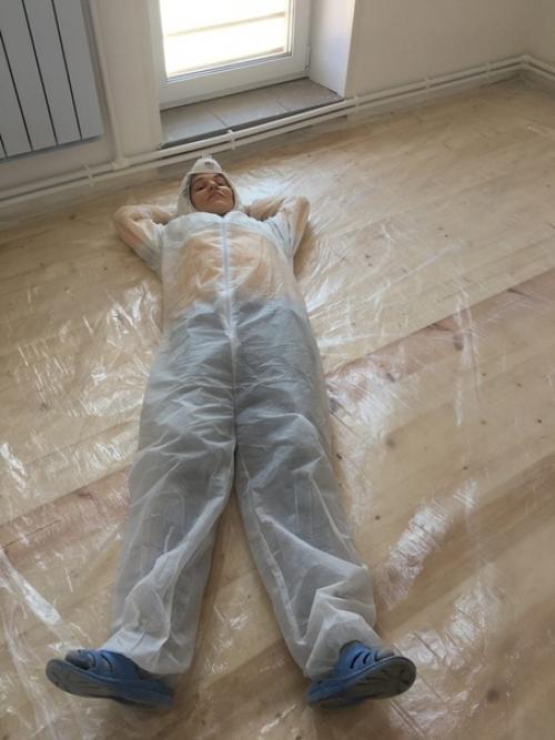 Женщина тоже может самостоятельно сделать ремонт в квартире. 01