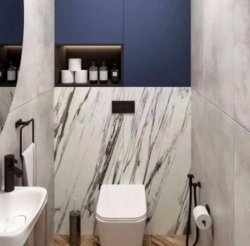 Как удачно вписали синий цвет в интерьер квартиры! 06