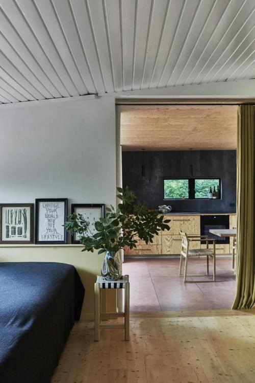 Летний дом в Дании был создан как уютное убежище и творческое пространство, тесно связанное с природой. 07