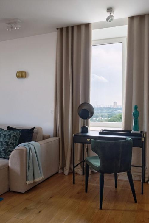 Искусство, яркие краски и винтаж: цветная квартира в Москве. 03