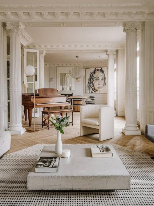 Интерьер оформлен на стыке эпох: элегантная лепнина, высокие потолки и классическая архитектура соседствуют с современной мебелью простых форм. 07