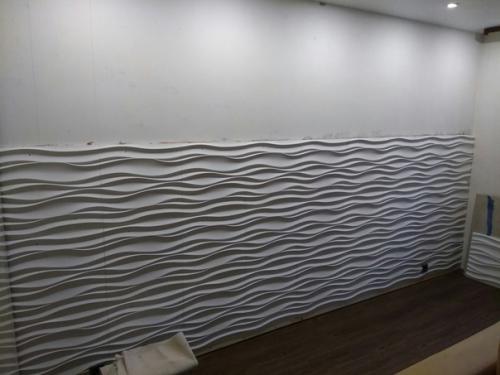 Как-то отделку стены гипсовыми панелями в кухне видели. 02