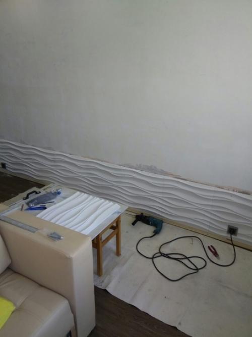 Как-то отделку стены гипсовыми панелями в кухне видели. 01