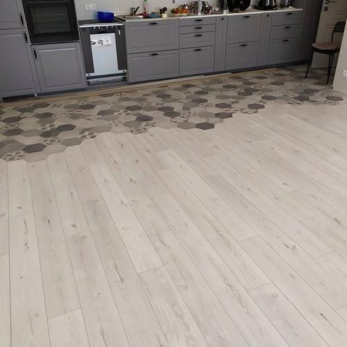 Совместили на кухне плитку и ламинат. 02