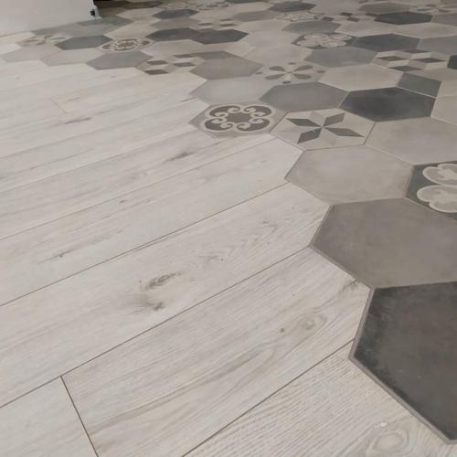 Совместили на кухне плитку и ламинат.