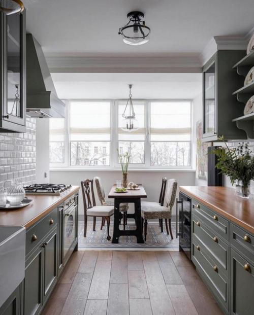 Эта кухня немного отличается от стандартных решений, но она является очень удобной и функциональной. 01