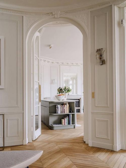 Интерьер оформлен на стыке эпох: элегантная лепнина, высокие потолки и классическая архитектура соседствуют с современной мебелью простых форм. 03