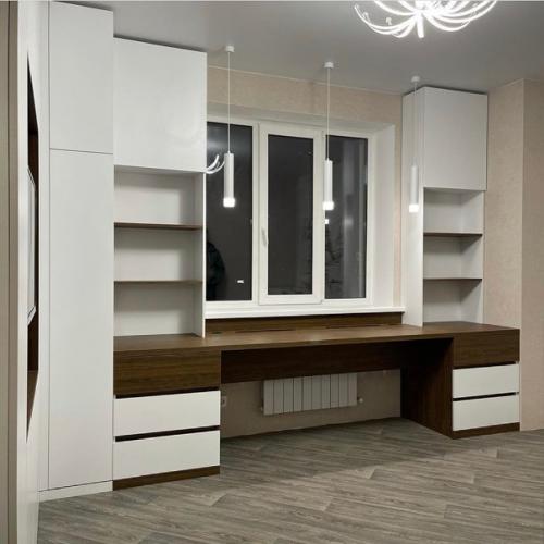 Размещение рабочего места у окна - спорное решение.