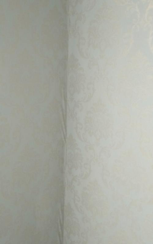 Нужен совет: поклеил обои, а теперь вот, что вышло. 01