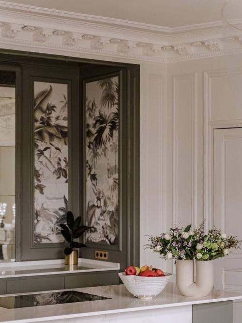 Интерьер оформлен на стыке эпох: элегантная лепнина, высокие потолки и классическая архитектура соседствуют с современной мебелью простых форм. 05