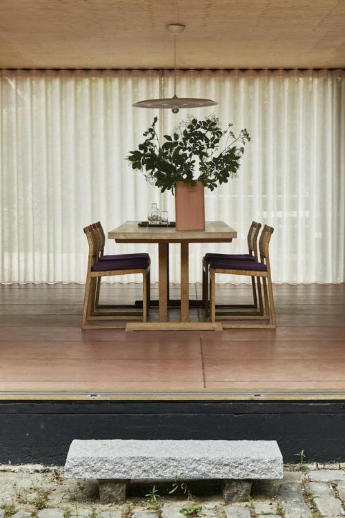 Летний дом в Дании был создан как уютное убежище и творческое пространство, тесно связанное с природой. 03