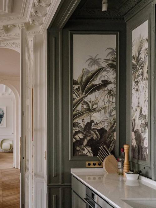 Интерьер оформлен на стыке эпох: элегантная лепнина, высокие потолки и классическая архитектура соседствуют с современной мебелью простых форм. 01