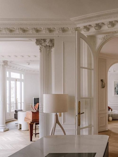 Интерьер оформлен на стыке эпох: элегантная лепнина, высокие потолки и классическая архитектура соседствуют с современной мебелью простых форм. 04