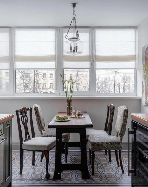 Эта кухня немного отличается от стандартных решений, но она является очень удобной и функциональной. 02