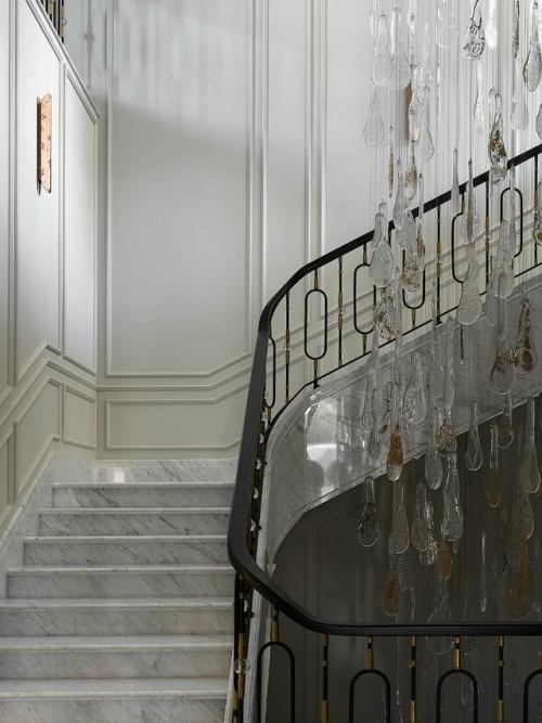 Яркая живопись, ковры и этнические мотивы - необычный и тёплый офис в Уфе. 05