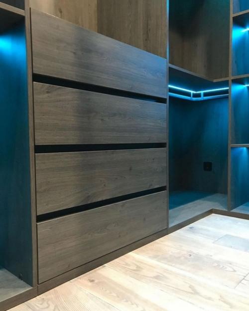 Гардеробная перфекциониста. Стеклянные двери, подсветка. 03