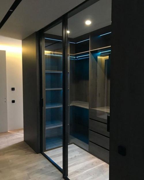 Гардеробная перфекциониста. Стеклянные двери, подсветка.