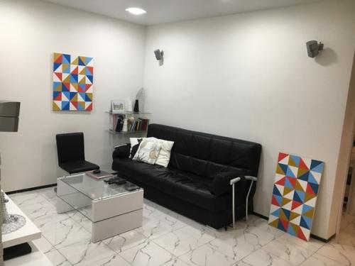 Квартира была в черновом ремонте, стандартной планировки, которая предполагала однушку с отдельной кухней и спальней. 03