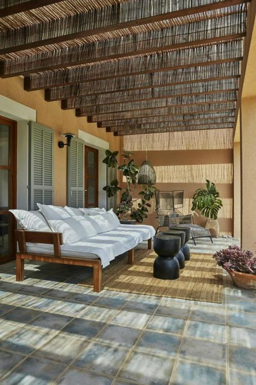 Дом творческой семьи на майорке объединяет в себе скандинавскую лаконичность и атмосферу Средиземноморья. 01