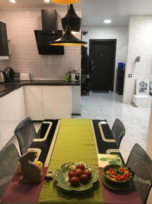 Квартира была в черновом ремонте, стандартной планировки, которая предполагала однушку с отдельной кухней и спальней. 01