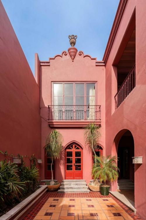 Розовый дом в сан - Мигель - де - Альенде сочетает колониальное наследие и современный взгляд на дизайн. 01