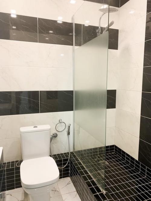 Квартира была в черновом ремонте, стандартной планировки, которая предполагала однушку с отдельной кухней и спальней. 06