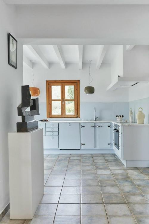 Дом творческой семьи на майорке объединяет в себе скандинавскую лаконичность и атмосферу Средиземноморья. 06