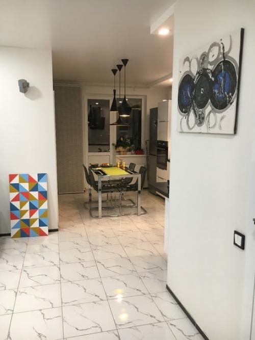 Квартира была в черновом ремонте, стандартной планировки, которая предполагала однушку с отдельной кухней и спальней. 02