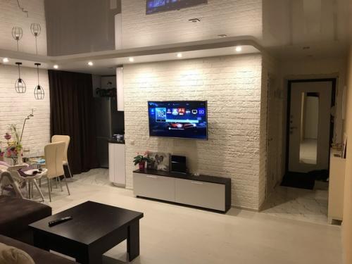 Сделал ремонт своими силами, делал только когда был свободен от работы. 08