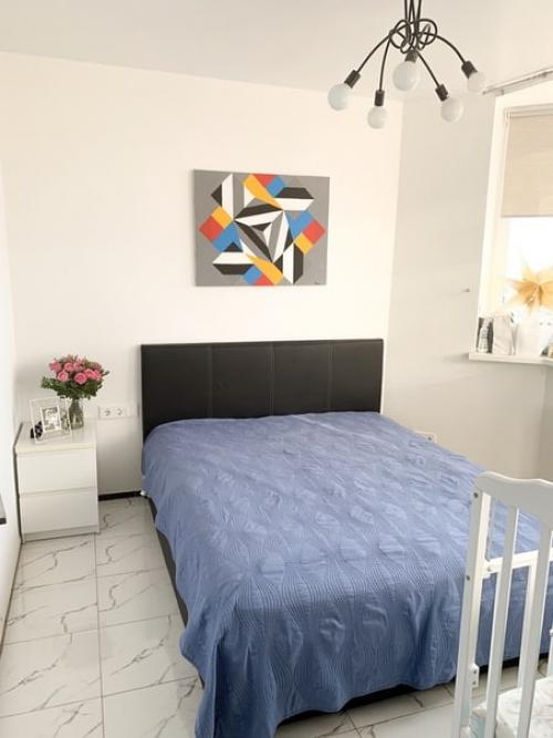 Квартира была в черновом ремонте, стандартной планировки, которая предполагала однушку с отдельной кухней и спальней. 05